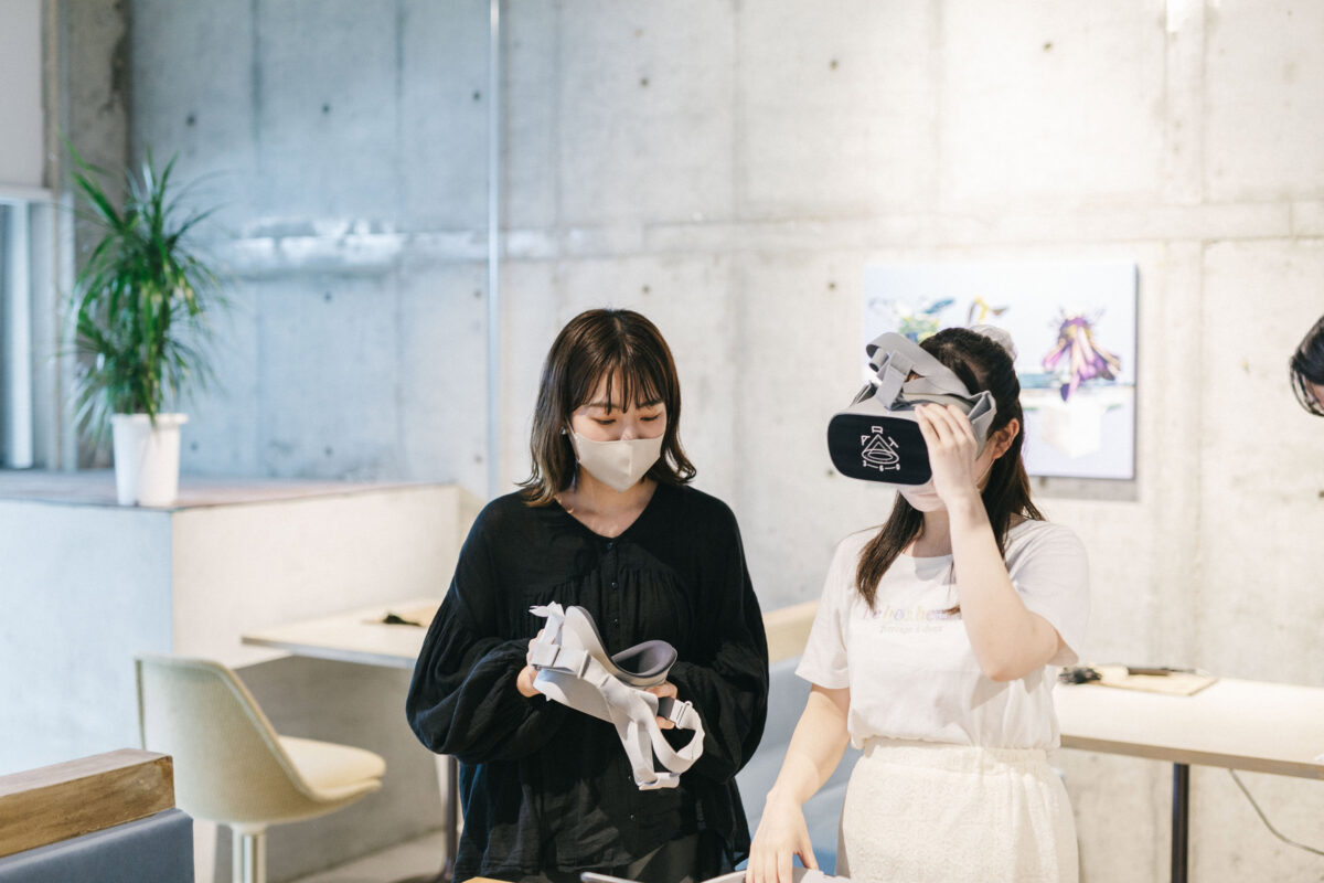 ART360°のインターン生、ART IN TURNがデジタルアーカイブに触れる様子