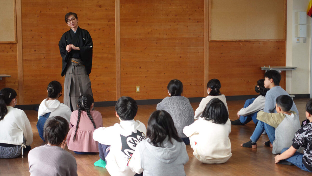 学校での狂言プログラム。1日目は作品鑑賞、２日目は狂言のセリフや動きを体験。