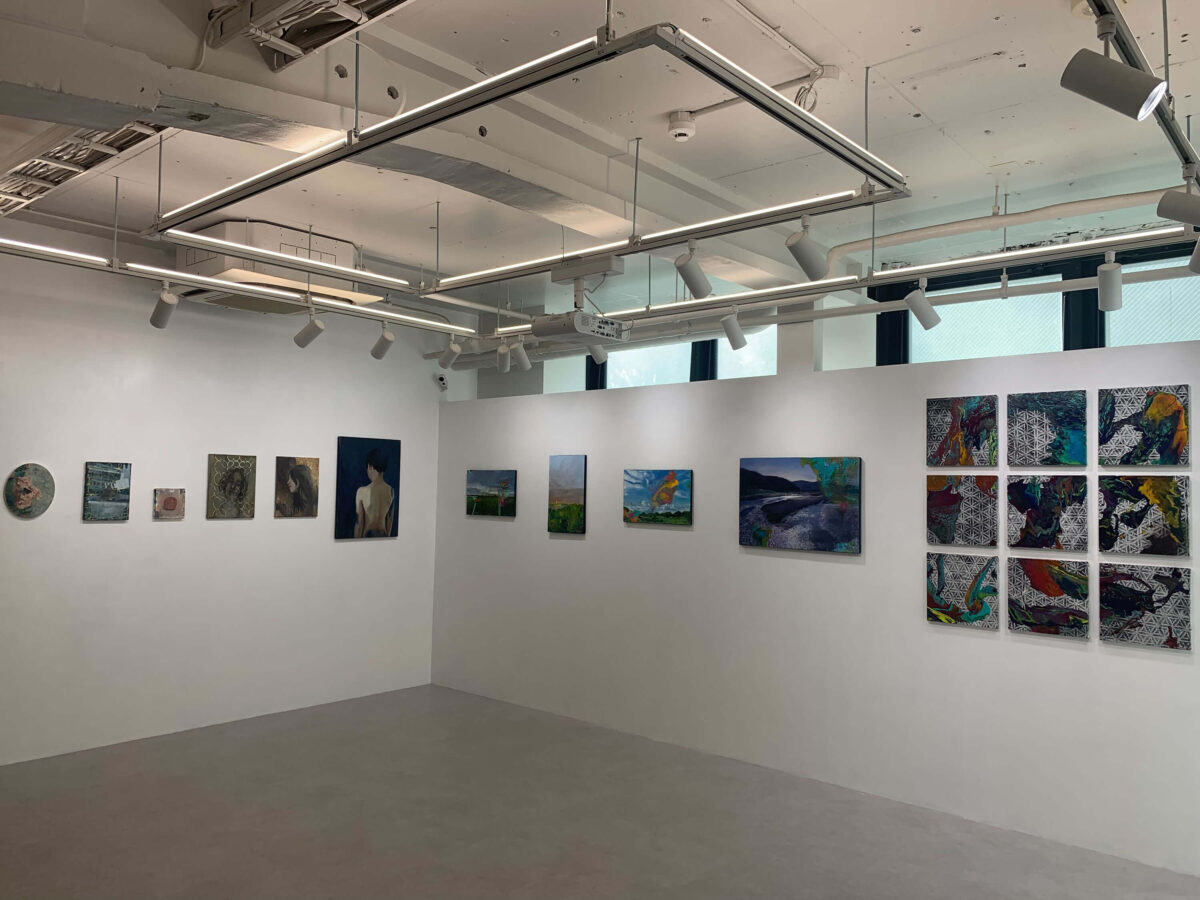 オフィス併設のギャラリーでは、月に数回トライセラ所属アーティストの展示展を開催