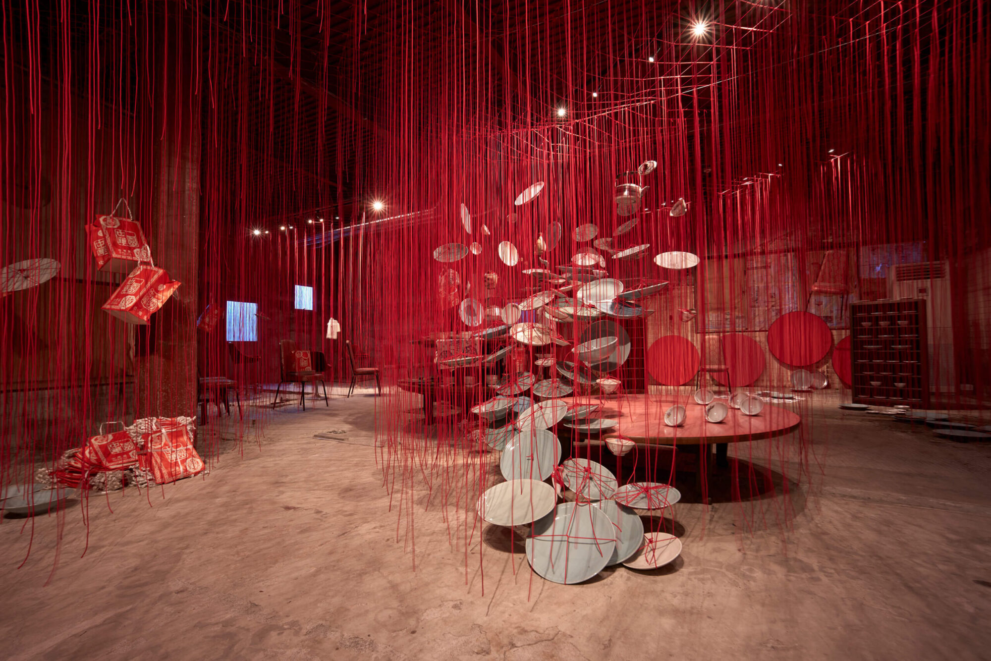 塩田千春『巡る記憶 - 中華園』2022©JASPAR, Tokyo, 2022 and Chiharu Shiota撮影：サニー・マン