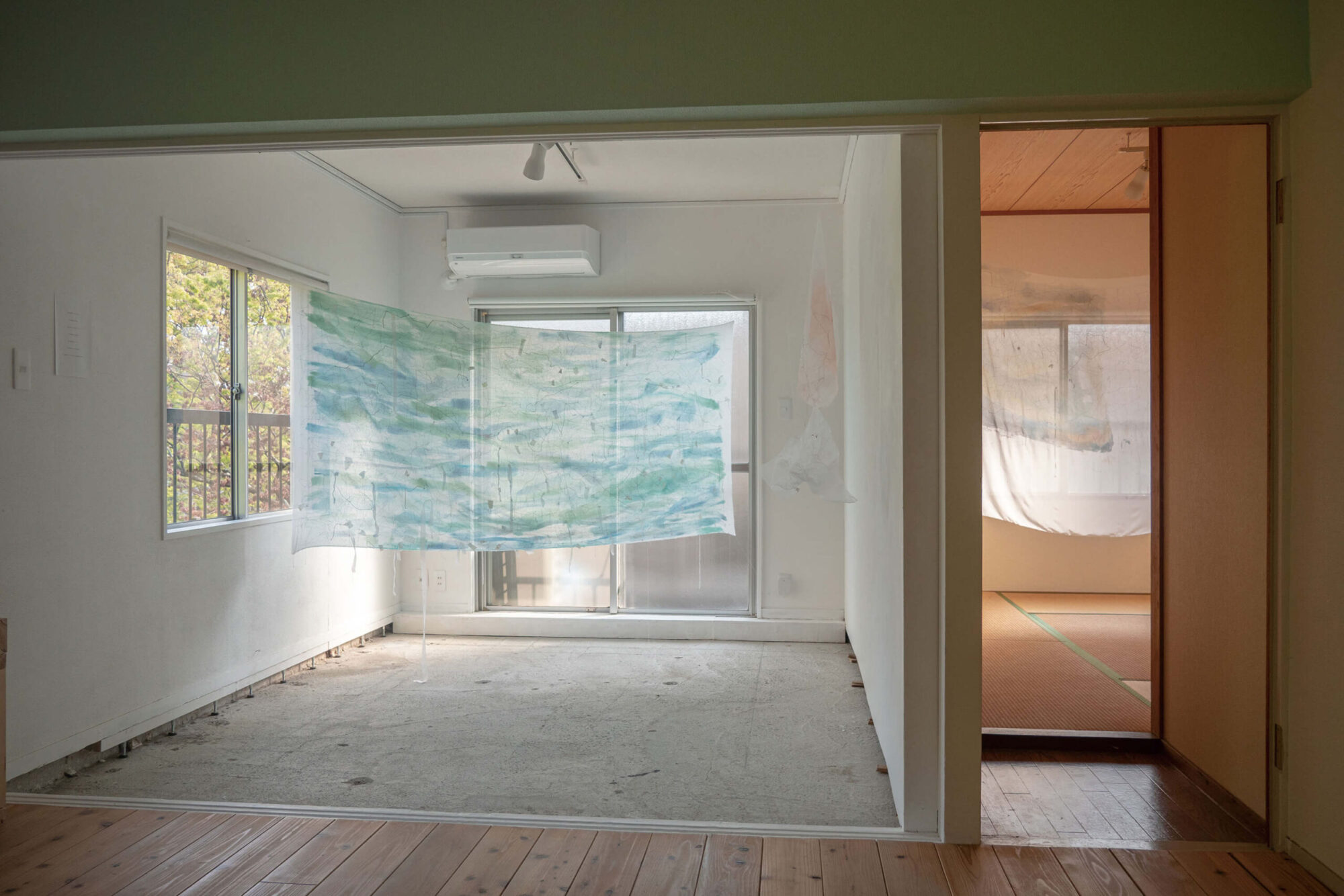 大石彩加「やわらかな波間を泳いだら」（2023）展示風景 / タメンタイギャラリー鶴見町ラボ