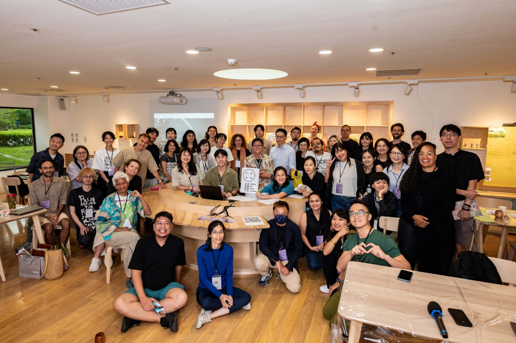 TASAの年次ミーティング「Taking Artist-in-Residence as the Starting Point」の集合写真、台東美術館（2024年） 